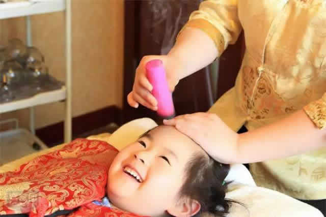 孩子发烧艾灸灸哪个部位?