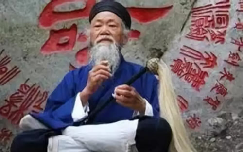 艾灸会阴穴,阳长阴消容颜返壮