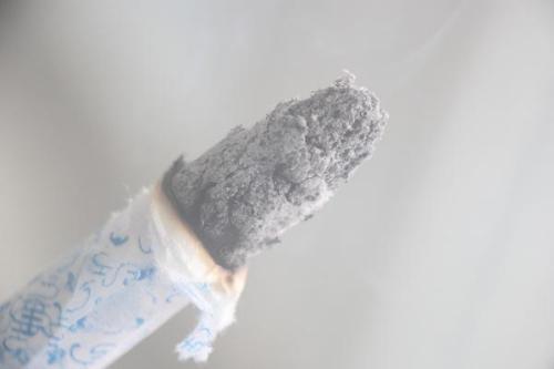 艾灸灰别扔了,艾灸灰敷脸祛痘美容作用强