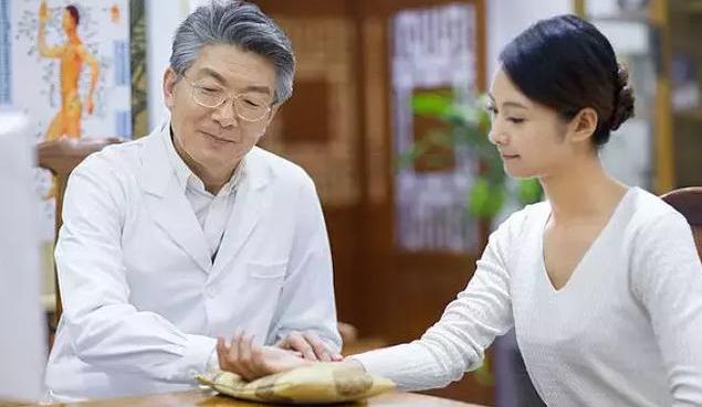 艾灸心俞穴膏肓穴足三里穴,行气活血宁心安神