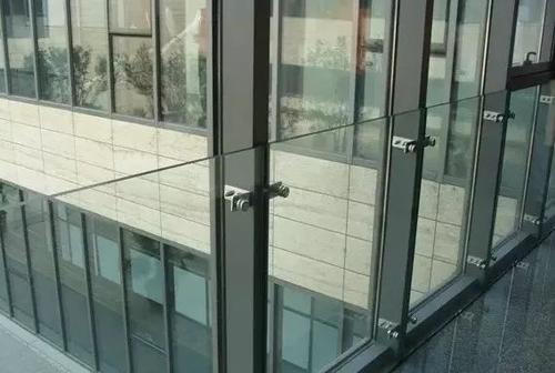 办公大楼玻璃幕墙加防护栏杆配图