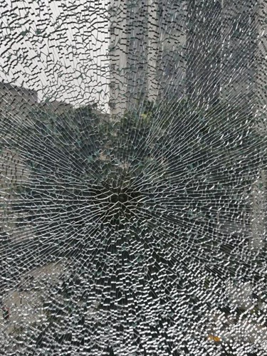 办公室的玻璃自己为什么会爆配图