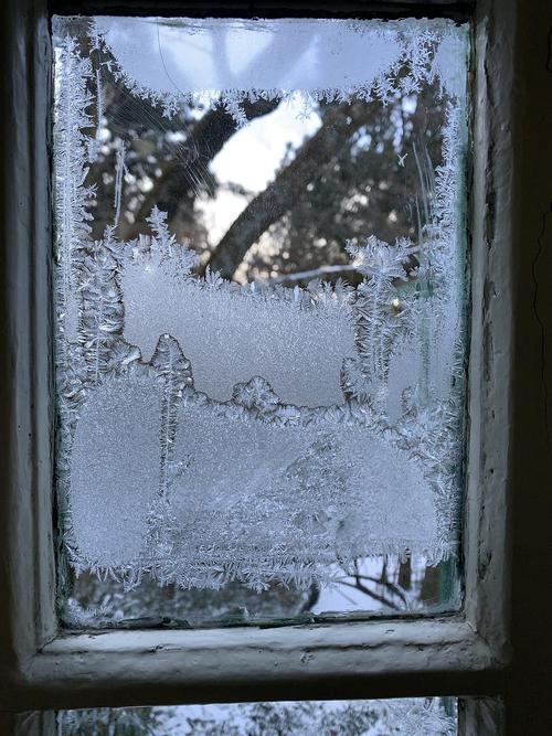 冰花结在玻璃窗的内表面还是外表配图