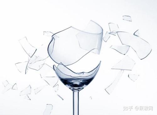 玻璃杯掉地上的视频抖音配图