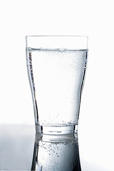 玻璃杯里的水太多了英语配图