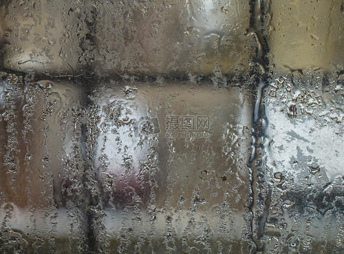 玻璃窗上的水珠过一会儿不见了,是因为它变成水蒸气配图