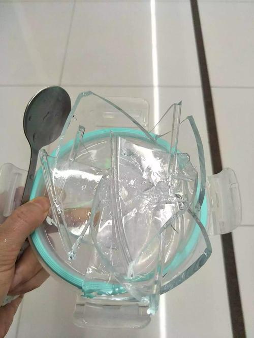 玻璃碗打碎的图片配图