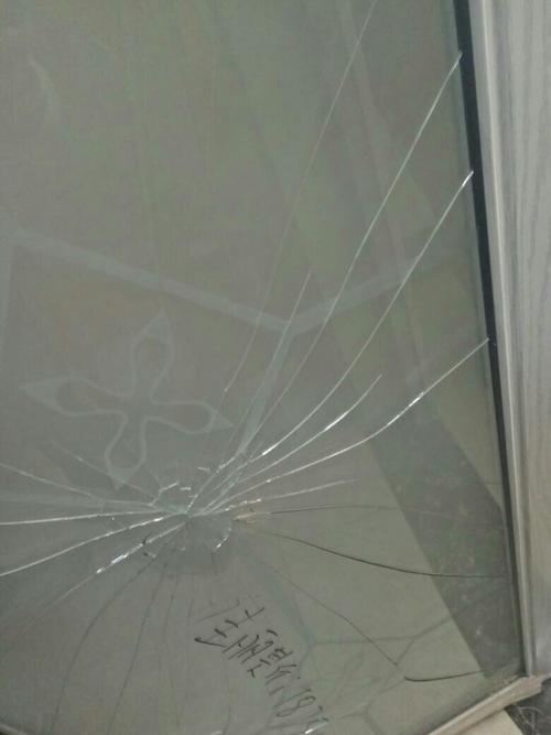 厕所玻璃门碎了怎么换配图