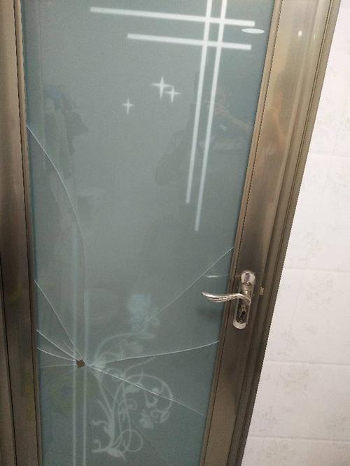 厕所门碎了一层玻璃要全换吗配图