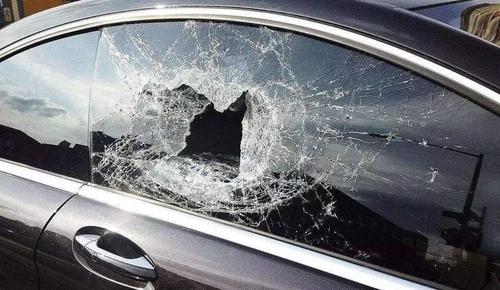 车玻璃碎了的说说配图