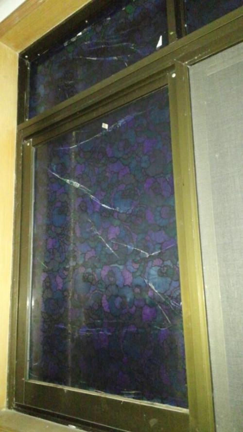 窗花撕掉后粘了玻璃上的胶怎么处理配图