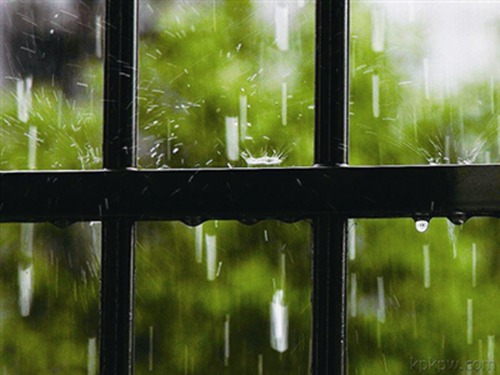 窗外的雨滴轻敲着玻璃歌名一部分是唱一部分是用普通话配图