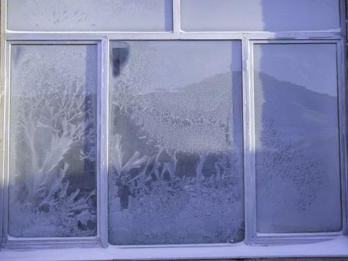 冬天家里玻璃窗上的冰花出现在窗外还是窗内配图