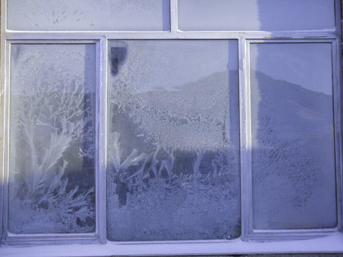 冬天霜花在窗户玻璃的哪面?配图