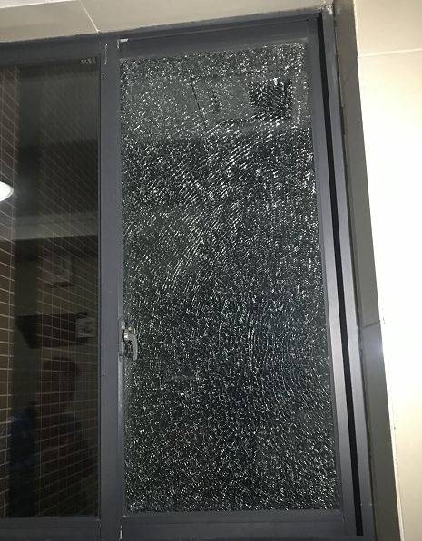 断桥铝玻璃裂了找谁换配图