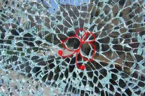 钢化玻璃自爆和撞击的区别配图