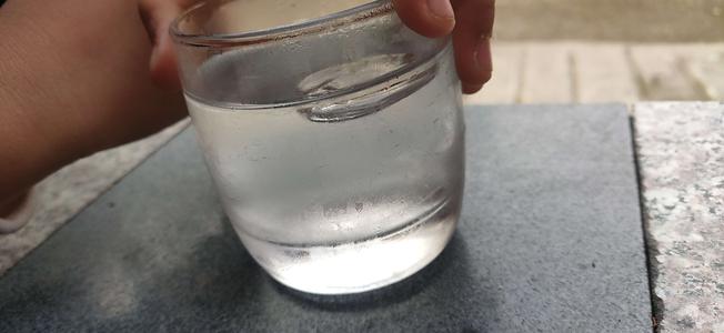 干净的玻璃杯是挂水珠还是不挂水珠配图