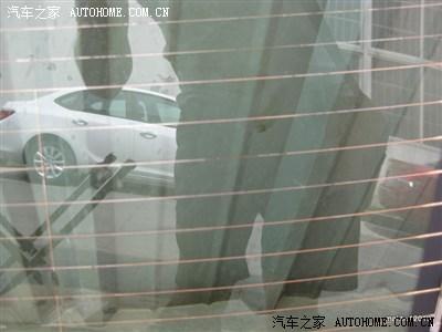 更换汽车后玻璃膜会弄断加热丝配图