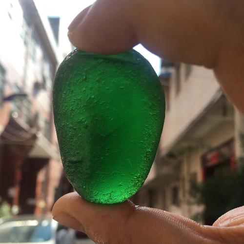 海边绿色像玻璃的石头是什么配图