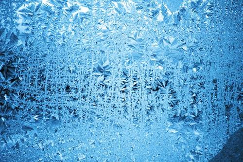 寒冷的冬天冰花出现在玻璃的外还是内表面配图