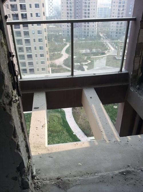 开发商的阳台窗户玻璃要换吗配图