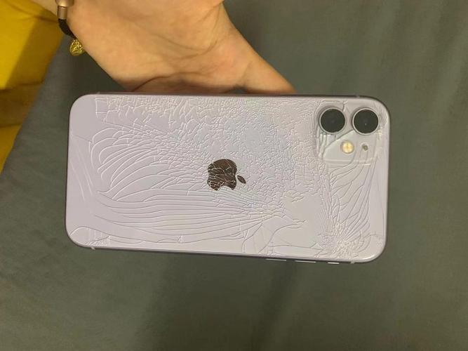 苹果11背后的玻璃碎了换多少钱配图