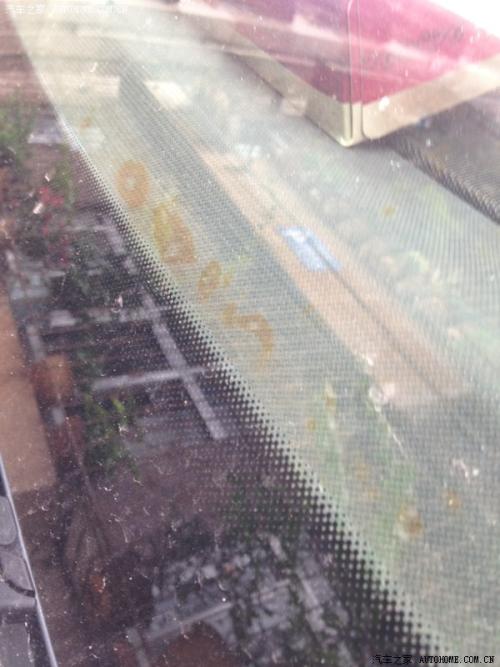 汽车前挡玻璃有花纹,怎样清除配图