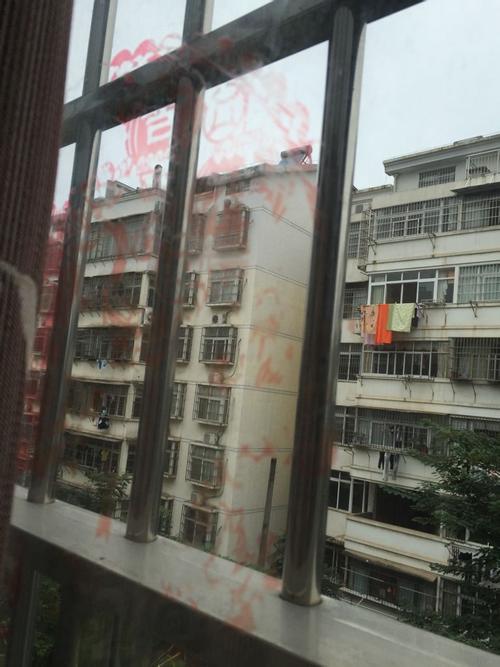 如何清除玻璃上的塑料窗花配图