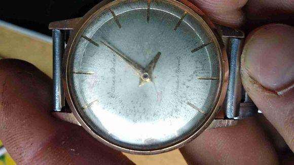 手表玻璃刮花了怎么修复配图