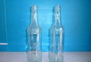 塑料瓶和玻璃瓶养花的区别配图