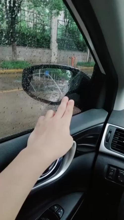 夏天雨天玻璃外面起雾的原因配图