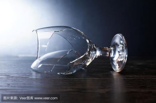 形容玻璃瓶碰撞的声音配图