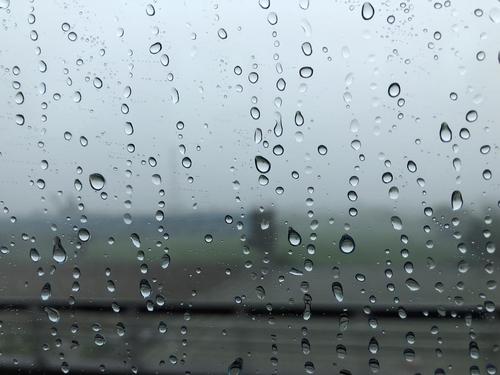 形容雨滴打在窗玻璃上的声音的词语配图