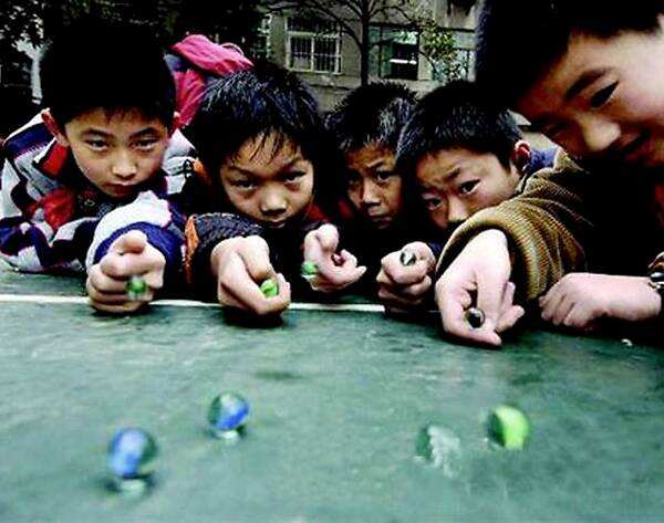 用一个球打玻璃的游戏配图