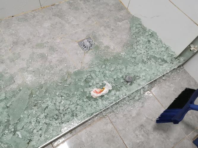 浴室玻璃门玻璃碎了能不能换个大概多少钱配图