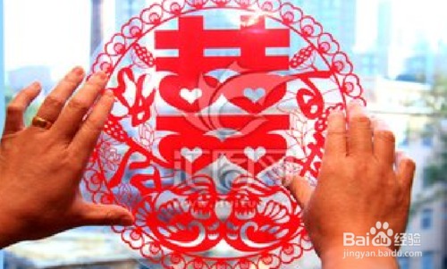 怎样去除玻璃上的窗花纸配图