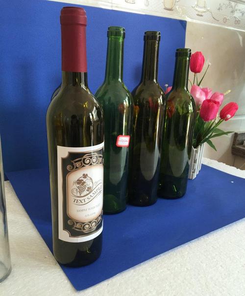 装葡萄酒的玻璃瓶配图