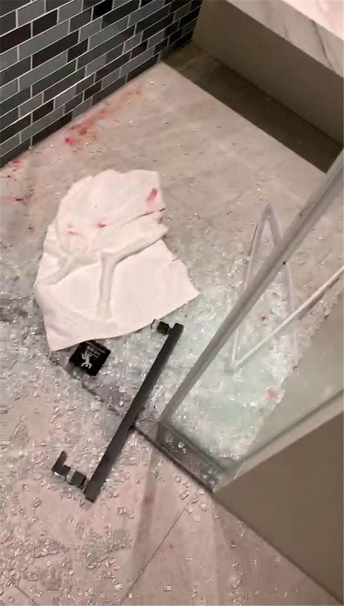 租的房子浴室玻璃突然自爆配图