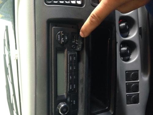 车内收音机哪个电台放歌曲的配图