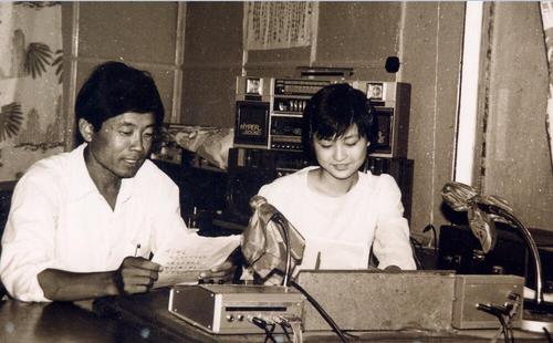 七十年代初云南广播电台播音员配图