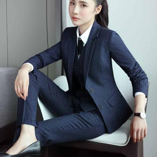 冬季正式场合面试正装图片配图