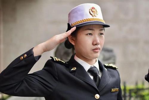 海关冬装穿戴配图