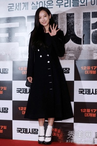 韩国女明星冬装黑裙配图