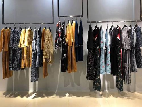 女装店铺冬季服装陈列配图