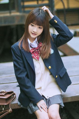 日本女生冬装校服配图