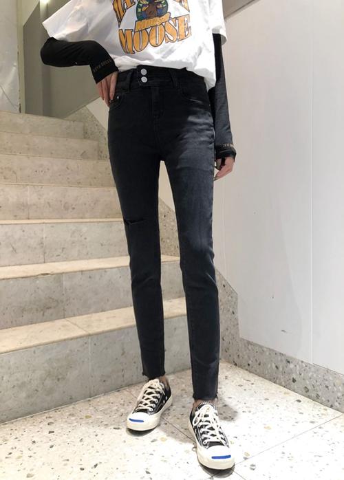 小脚牛仔裤穿搭图片女冬装配图