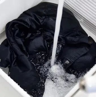 羽绒服怎么洗不跑绒配图