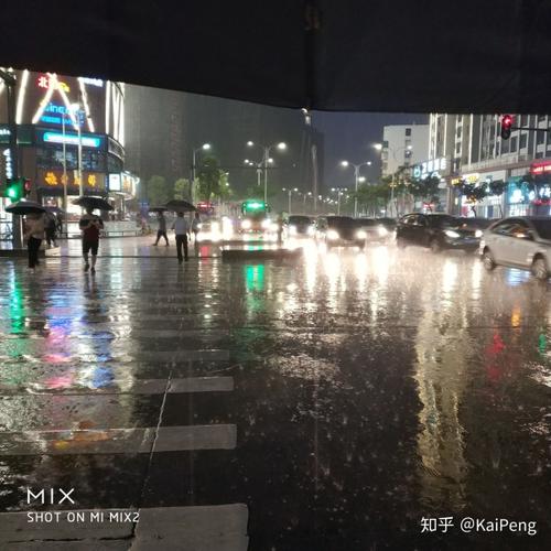本人男20岁下雨了知道躲雨是什么梗配图