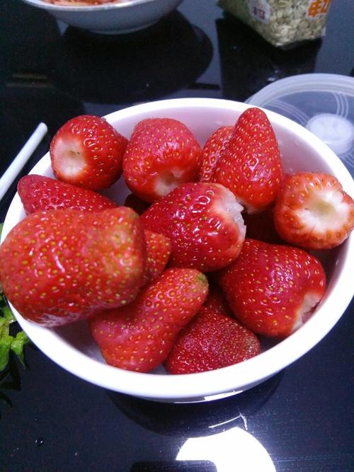 吃草莓什么梗配图