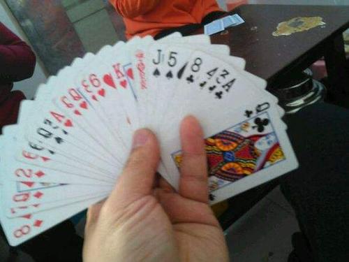 打扑克牌是什么梗配图